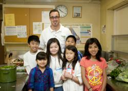 Jeff Clark, executive chef at Nugget Markets teaching and cooking along with Oakridge Elementary students
